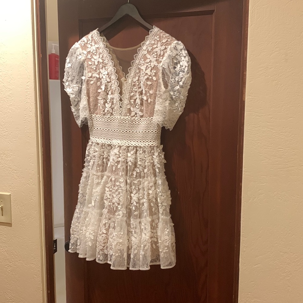 White lace with tan underlay dress. Worn once. Bronx and banco size small.